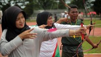 Peserta memainkan olahraga panahan pada Festival Olahraga Rekreasi di area Stadion Pakansari, Kabupaten Bogor, Jawa Barat, Sabtu (3/2/2024).
