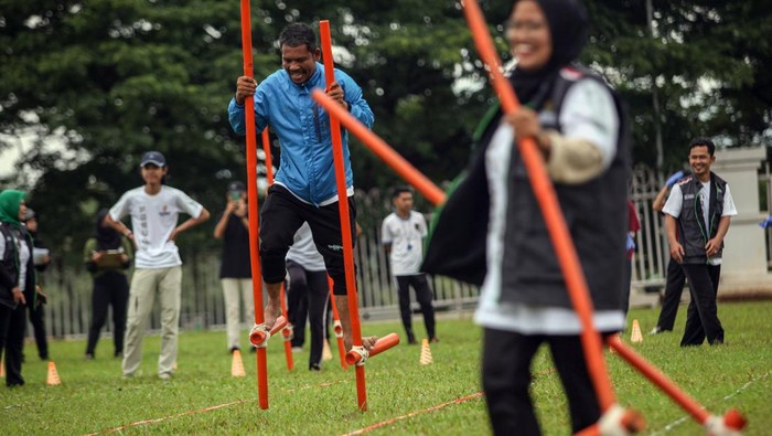 Peserta memainkan olahraga panahan pada Festival Olahraga Rekreasi di area Stadion Pakansari, Kabupaten Bogor, Jawa Barat,  Sabtu  (3/2/2024). Festival yang digelar oleh Federasi Olahraga Rekreasi Masyarakat Indonesia (FORMI) Kabupaten Bogor tersebut untuk meningkatkan minat warga di daerah terhadap olahraga rekreasi masyarakat seperti lari balok, egrang, panahan hingga airsoftgun . ANTARA FOTO/Yulius Satria Wijaya/nz.