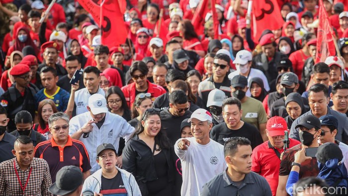 Ganjar Pranowo bersama Puan Maharani mengikuti jalan sehat di Penguin Fun Walk di Pluit, Jakarta, Sabtu (3/2/2024). Acara ini dipadati antusiasme pendukungnya.
