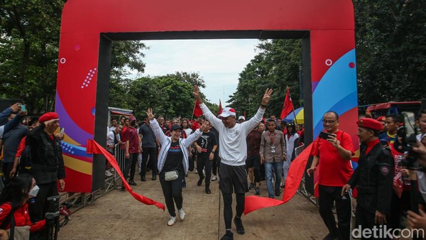 Ganjar dan Puan Jalan Sehat 3 Km di Taman Waduk Pluit