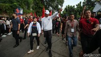 Ganjar berpakaian putih lengan panjang dengan topi putih dan celana warna hitam, sementara Puan berkaos hitam dibalut jaket putih bertopi hitam. Nuansa hitam pun juga dikenakan oleh Atiqoh.