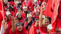 Sementara para pendukungnya kompak mengenakan pakaian merah dan ada pula yang mengenakan pakaian penguin.