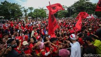 Usai melaksanakan jalan santai, Ganjar menyapa ratusan pendukungnya yang memadati panggung acara.