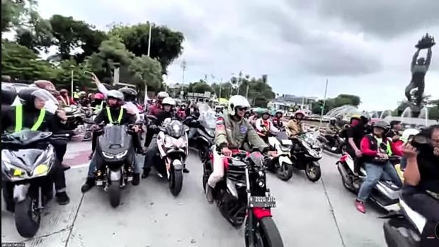 Ganjar Pranowo motoran menuju konser akbar GBK (screenshot YouTobe PDIP).