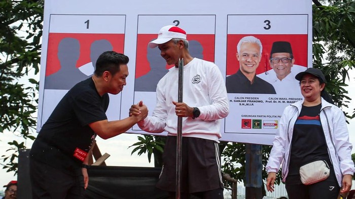 Ganjar Pranowo jalan pagi sambil blusukan di perkampungan padat sekitar Waduk Pluit, Penjaringan, Jakarta Utara, Sabtu (3/2/2024). Ganjar ingin memastikan warga untuk menggunakan hak pilihnya.