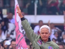 Momen Ganjar Beri Salam 3 Jari ke Udara di Penutupan Konser Akbar