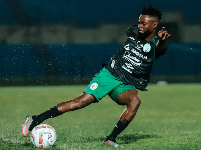 Gelandang serang PSS Sleman, Elvis Kamsoba. Diunggah Sabtu (3/2/2024).