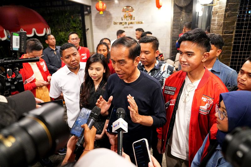 Presiden Joko Widodo (Jokowi) menikmati malam Minggu bersama Ketua Umum PSI Kaesang Pangarep di Braga, Kota Bandung, Jawa Barat, Sabtu (3/2/2024) malam. Begini momen kebersamaannya.