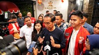 Jika PSI bisa mempertahankan semangat tersebut, Jokowi menyakini, partai yang identik dengan anak muda itu bisa lolos ke Senayan. Usai obrolam sekitar 90 menit tersebut Jokowi dengan gamblang mengutarakan dukungan ke PSI. Kedekatan PSI dengan anak muda jadi faktor utamanya.