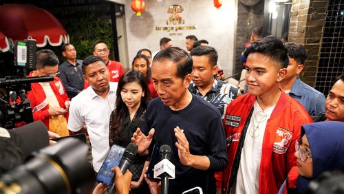Presiden Joko Widodo (Jokowi) menikmati malam Minggu bersama Ketua Umum PSI Kaesang Pangarep di Braga, Kota Bandung, Jawa Barat, Sabtu (3/2/2024) malam. Begini momen kebersamaannya.