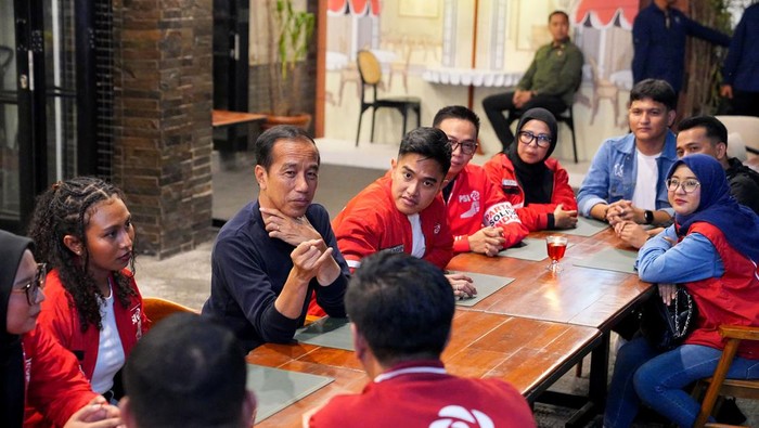 Presiden Joko Widodo (Jokowi) menikmati malam Minggu bersama Ketua Umum PSI Kaesang Pangarep di Braga, Kota Bandung, Jawa Barat, Sabtu (3/2/2024) malam. Begini momen kebersamaannya.