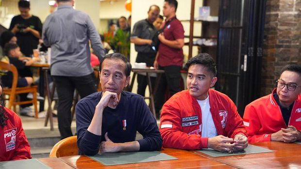 Presiden Joko Widodo (Jokowi) menikmati malam Minggu bersama Ketua Umum PSI Kaesang Pangarep di Braga, Kota Bandung, Jawa Barat, Sabtu (3/2/2024) malam. Begini momen kebersamaannya.