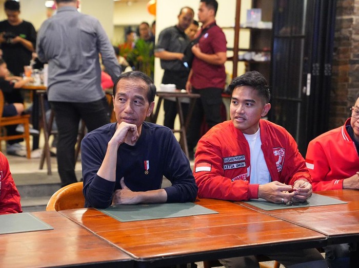 Presiden Joko Widodo (Jokowi) menikmati malam Minggu bersama Ketua Umum PSI Kaesang Pangarep di Braga, Kota Bandung, Jawa Barat, Sabtu (3/2/2024) malam. Begini momen kebersamaannya.