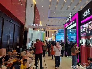 Pengunjung Surabaya X Beauty Membeludak, Pemburu Skincare Rela Lesehan