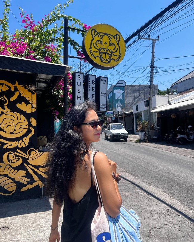 Dalam unggahannya, wanita 33 tahun tersebut menunjukkan perubahan warna kulitnya karena tinggal dan sering berjemur di Bali.  Foto: Instagram @gayoon_heo