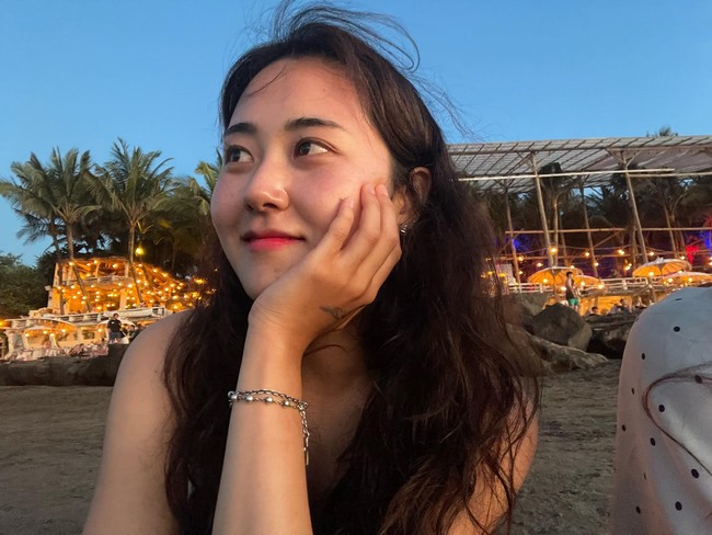 Hal tersebut terungkap dari unggahannya di Instagram. Awalnya dikira fans hanya liburan ke Bali tapi tampaknya mantan rekan satu grup Hyuna itu menetap lebih lama. Foto: Instagram @gayoon_heo