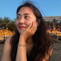 Hal tersebut terungkap dari unggahannya di Instagram. Awalnya dikira fans hanya liburan ke Bali tapi tampaknya mantan rekan satu grup Hyuna itu menetap lebih lama. Foto: Instagram @gayoon_heo