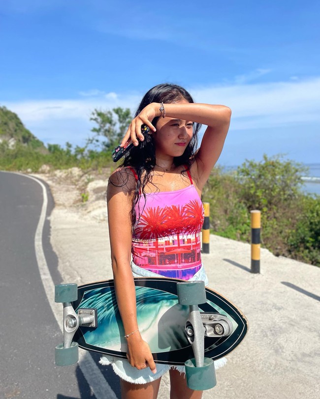 Gayoon tampak menikmati hidupnya di Bali. Selain berjemur dan berenang di pantai, ia juga terlihat suka bermain skateboard. Foto: Instagram @gayoon_heo