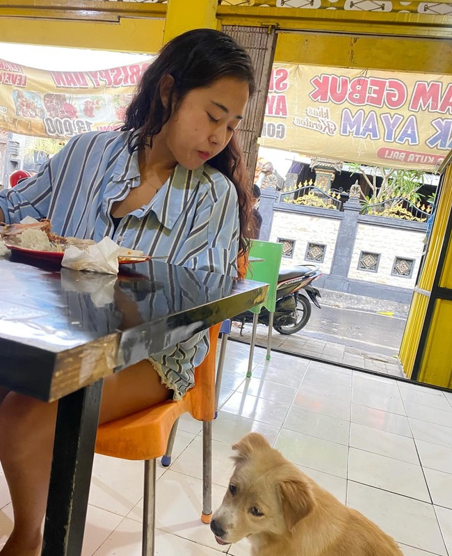 Begini potret melokalnya ketika makan di warung. Tak heran jika netizen menyebutnya bak warlok atau warga lokal Bali. Foto: Instagram @gayoon_heo