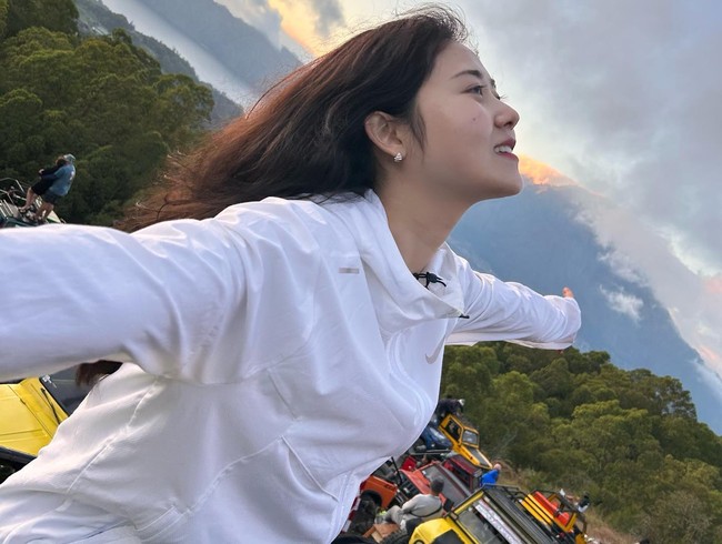 Awalnya Gayoon membagikan keindahan alam Pulau Bali, suasana hotel, dan makanan Indonesia seperti kebanyakan turis.  Foto: Instagram @gayoon_heo