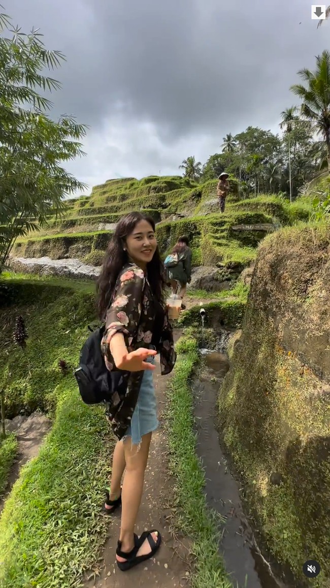 Tak hanya pantai, Gayoon juga terlihat menikmati jalan-jalan di persawahan.  Foto: Instagram @gayoon_heo