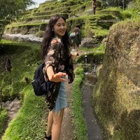 Tak hanya pantai, Gayoon juga terlihat menikmati jalan-jalan di persawahan.  Foto: Instagram @gayoon_heo