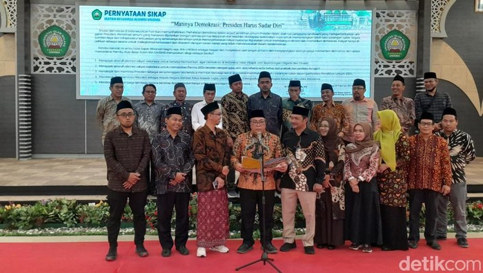 Ika Unisma deklarasikan sikap terhadap pemerintahan Jokowi dan meminta presiden menghentikan intervensi jelang Pemilu.