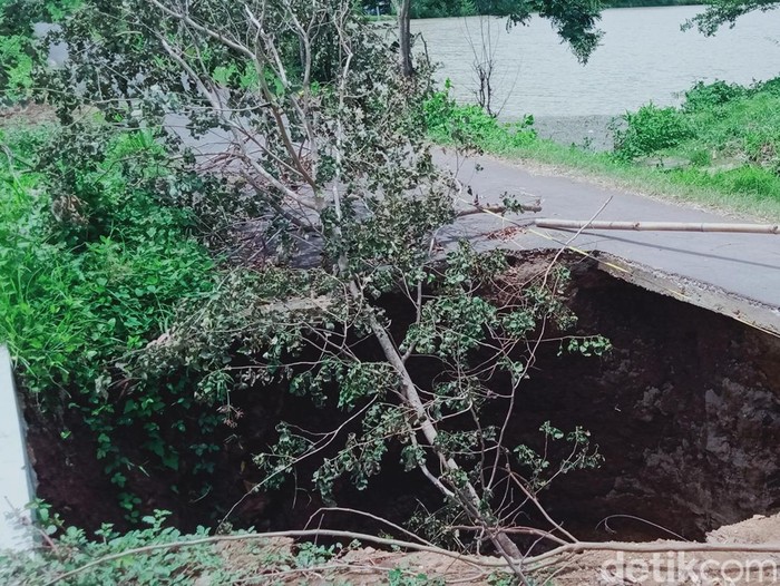 Imbas longsor dan banjir, ruas jalan di jalur alternatif Klaten-Gunungkidul wilayah Desa Kragilan, Gantiwarno, Klaten, ambles. Sawah di Desa Kragilan juga masih tergenang air, Sabtu (3/2/2024).