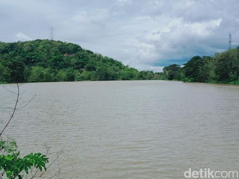 Imbas longsor dan banjir, ruas jalan di jalur alternatif Klaten-Gunungkidul wilayah Desa Kragilan, Gantiwarno, Klaten, ambles. Sawah di Desa Kragilan juga masih tergenang air, Sabtu (3/2/2024).