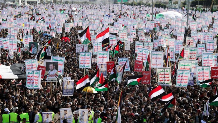 People rally to show support to the Palestinians in the Gaza Strip, amid the ongoing conflict between Israel and the Palestinian Islamist group Hamas, in Sanaa, Yemen February 2, 2024. REUTERS/Khaled Abdullah