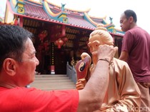 Kelenteng Tri Dharma Sumber Naga Lakukan Tradisi Bersih-bersih Jelang Imlek