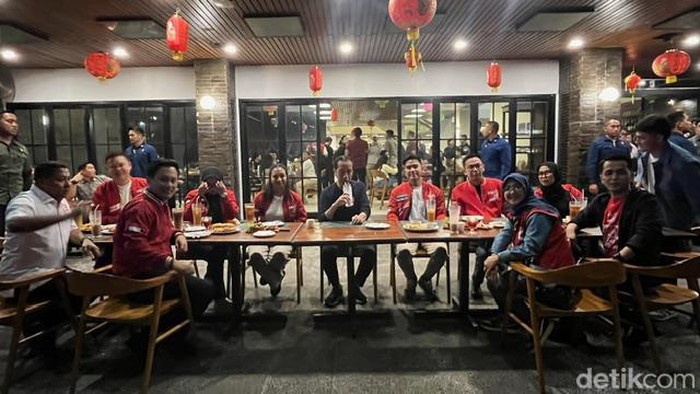 Jokowi nikmati malam Mingguan bareng Kaesang hingga Giring di Jalan Braga, Bandung