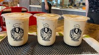 Leola Kitchen belakangan juga menambah menu baru, Coffee Lala. Berupa es kopi susu gula aren yang manis creamy-nya pas. Harganya Rp 25 ribu per gelas.