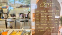 Setiap hari ibu Leola menyajikan 30 menu berbeda setiap hari, termasuk sayur dan lauk. Ibu Leola mulai mulai masak pukul 4 pagi dibantu sang ibu dan ipar.