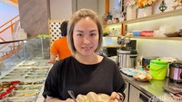 Ibu Leola mengatakan kunci sukses usahanya adalah mengenal pelanggan. Kita harus kenal pelanggan kita. Banyak juga pelanggan sudah cukup berumur, mereka biasa minta beberapa hal (dan kita coba penuhi), kata ibu Leola.