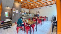 Leola Kitchen menempati bangunan 2 lantai. Di lantai bawah ada area penyajian makanan dan area bersantap yang nyaman.