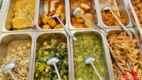 Kedai nasi yang didirikan pada 18 Desember 2023 ini menawarkan paket menu mulai dari Rp 20 ribu. Isinya ada nasi, sayur, dan telur.