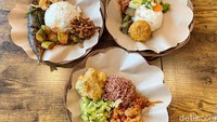 Jenis menu yang ditawarkan amat beragam. Ibu Leola mengungkap, Lauk yang pasti ada ayam goreng, ayam bakar, ikan nila/kembung/tongkol balado, gorengan jagung, dan bakwan sayur.