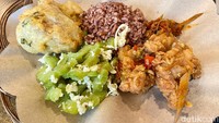 detikfood mencicipi paduan nasi merah, tumis pare telur, ayam goreng sambal matah, dan tahu goreng di sini. Lauk utama berupa ayam goreng sambal matah terasa nikmat.