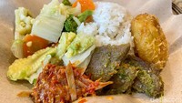 Berbagai lauk dan sayur favorit bisa dipilih sesuai selera secara prasmanan. Paket termahalnya adalah lauk dengan daging seharga Rp 36 ribu.