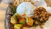 Bosan ayam? Di sini ada ikan kembung goreng yang bisa dicoba. Semakin enak dipadukan dengan terong balado, jamur crispy, dan orek tempe yang jadi andalan Leola Kitchen karena legit manis.