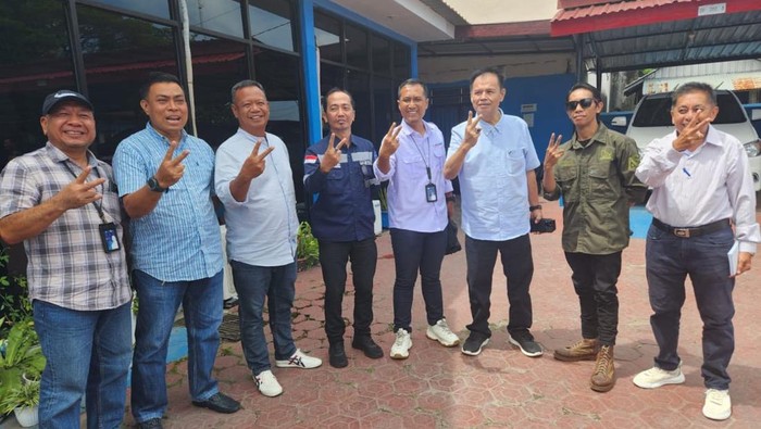 Kepala cabang (Kacab) PT Pelni Parepare, Sulawesi Selatan (Sulsel), Slamet Hari Santoso (ujung kiri) berpose 2 jari.