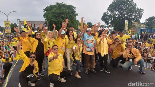 Kampanye ini dihadiri Akbar Tandjung, Juliyatmono dan para caleg muda Golkar.