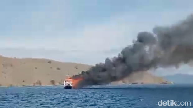 Kapal pinisi pengangkut turis Kanada terbakar di Labuan Bajo, NTT.