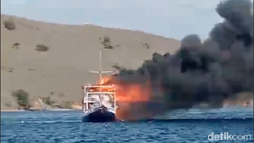 Kapal pinisi pengangkut turis Kanada terbakar di Labuan Bajo, NTT.