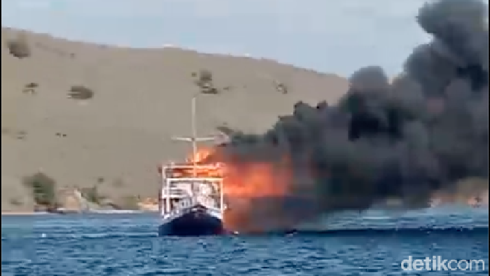 Kapal pinisi pengangkut turis Kanada terbakar di Labuan Bajo, NTT.