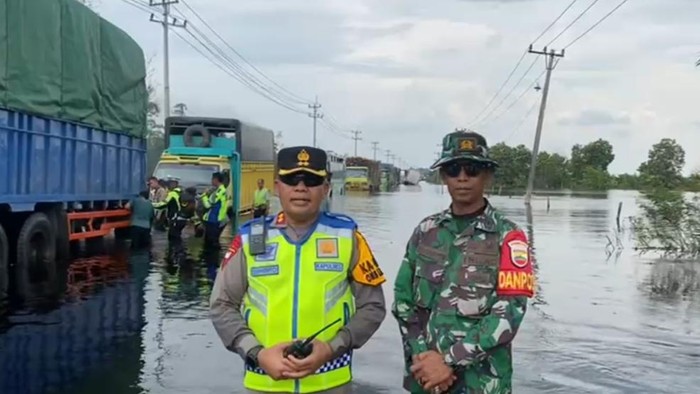 Kapolres Pelalawan saat memantau banjir jalintim hari ini (Dok Polres Pelalawan)