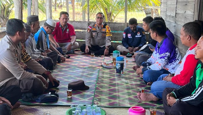 Kapolsek Rupat dan jajaran saat bertemu warga untuk sosialisasi. (Dok Istimewa)