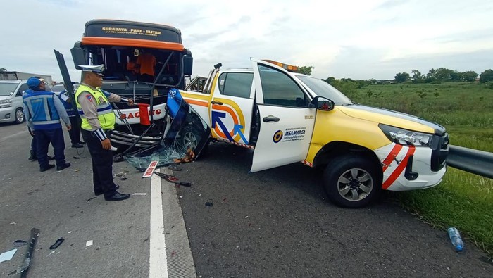 Kecelakaan lalu lintas terjadi di Tol Sumo KM 722+400 jalur B Tol Surabaya - Mojokerto