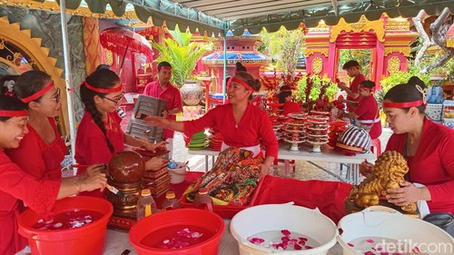 Kegiatan membersihkan dan mensucikan patung dewa-dewi di Wihara Dharmayana Kuta, Sabtu (3/1/2024). (Aryo Mahendro/detikBali).